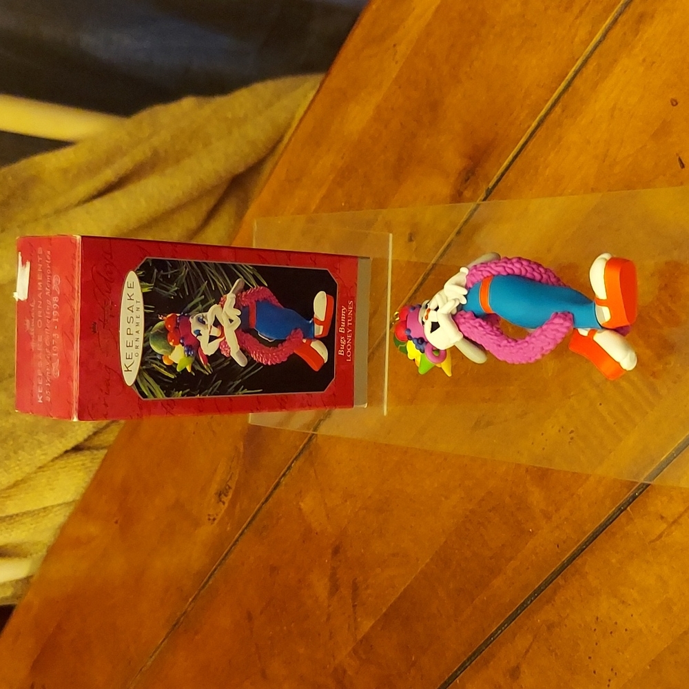 HALLMARK | KEEPSAKE ORNAMENT | BUGS BUNNY / LOONEY TUNES